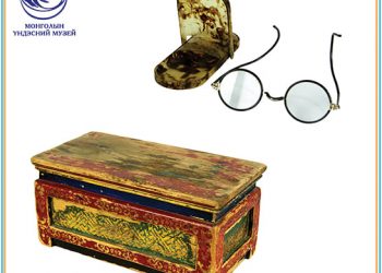 Ерөнхий сайд асан А.Амарын хэрэглэж байсан нүдний шил, ширээ