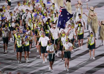 Австралийн тамирчид онгоцонд хадгалагдаж байсан согтууруулах ундааг хүчээр булаан авч уужээ
