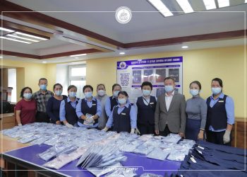 Өрхийн үйлдвэрлэл эрхлэгч Л.Алтангэрэлийнх зорилтот бүлгийн 250 хүүхдэд сургуулийн дүрэмт хувцас хандивлалаа