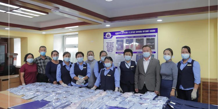 Өрхийн үйлдвэрлэл эрхлэгч Л.Алтангэрэлийнх зорилтот бүлгийн 250 хүүхдэд сургуулийн дүрэмт хувцас хандивлалаа