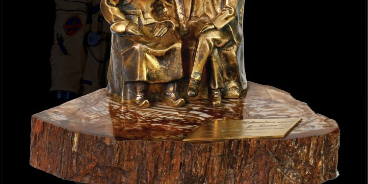 Энэ баримлыг сансрын нисгэгч Ж.Гүррагчаа Союз-39 хөлгийн бүхээгтээ авч явсан юм