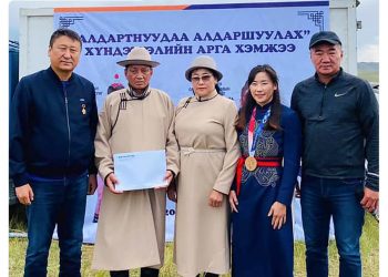 Таванбогд групп Болортуяагийн аав ээжид, Болортуяад Ховд аймгийн Засаг дарга, Булган сумынхан тус бүр 2 өрөө бэлэглэлээ