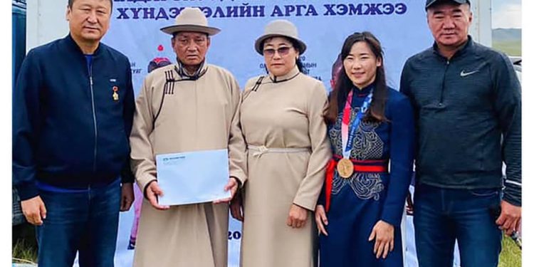 Таванбогд групп Болортуяагийн аав ээжид, Болортуяад Ховд аймгийн Засаг дарга, Булган сумынхан тус бүр 2 өрөө бэлэглэлээ