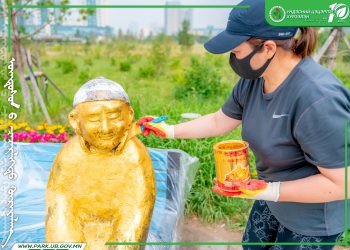 Эмээгийн хөшөөг будаж янзалжээ