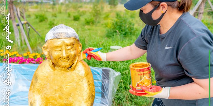 Эмээгийн хөшөөг будаж янзалжээ