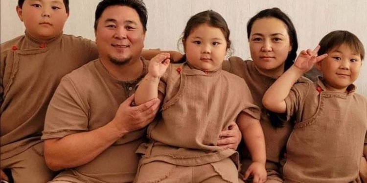 Тэрбумтны хүргэн болсон “Камертон”-ы Ганаагийн гэр бүл