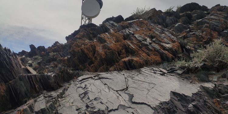 12000 жилийн өмнөх хадны зургийн гайхамшигт дурсгал Ишгэн толгойн оройд G Mobile антенн зоожээ