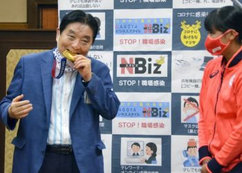 Нагояа Хотын даргад алтан медалиа хазуулсан тамирчин медалиа солиулжээ