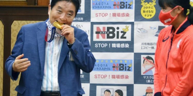 Нагояа Хотын даргад алтан медалиа хазуулсан тамирчин медалиа солиулжээ