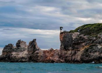 Хясаан дээрээс бууж чадахгүй байсан эмэгтэйг буулгав