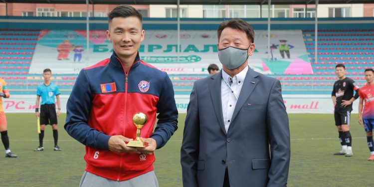 Э.Намууны анхны нөхөр шилдэг хөлбөмбөгчин гэдгээ баталсаар…