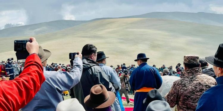 Ерөнхийлөгч У.Хүрэлсүх уул овооны тахилгад оролцож явна