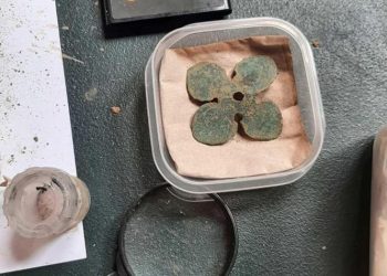 Хүннүгийн язгууртны булшинд тухайн ихэс дээдсийн амьд ахуйдаа хэрэглэж байсан сүйх тэргийг эвдлэн дагуулдаг