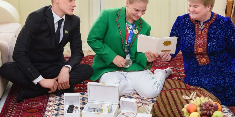 Туркменистан улс анхны олимпийн медальтандаа байр, машин 50000 ам.доллар бэлэглэжээ