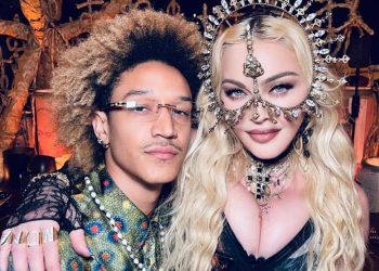 Мадонна 63 насны төрсөн өдрөө Италид өөрөөсөө 35 дүү нөхрийн хамт тэмдэглэжээ