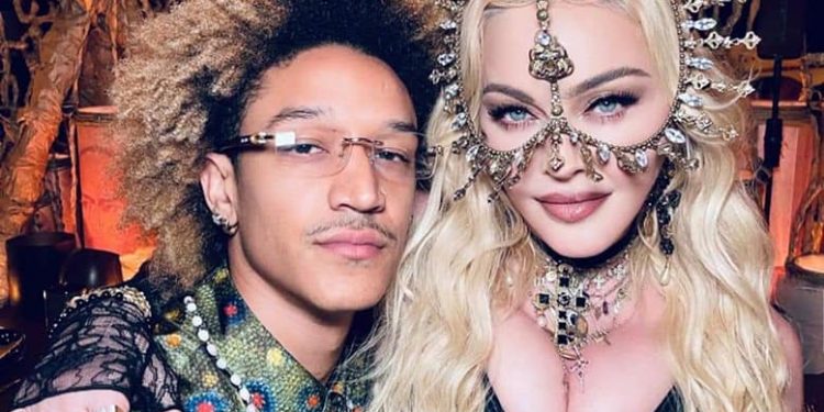 Мадонна 63 насны төрсөн өдрөө Италид өөрөөсөө 35 дүү нөхрийн хамт тэмдэглэжээ