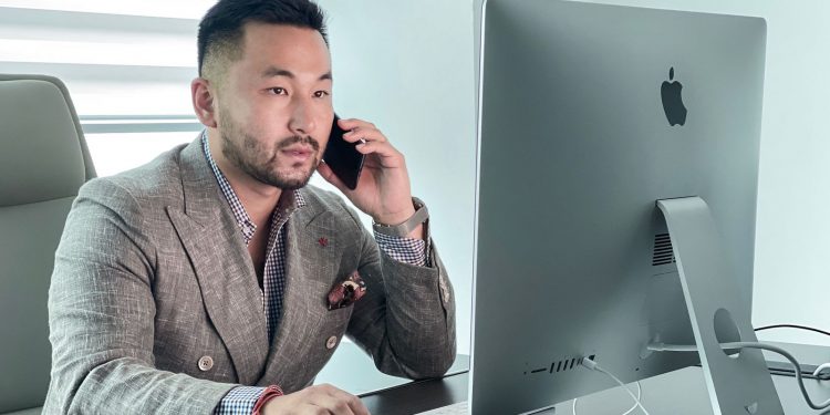 Долларын саятан гурвыг “төрүүлсэн” О.Мөнхжин эхнэртээ сард 10000 доллар өгдөг