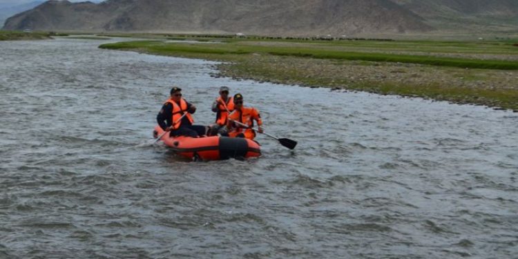 Ховд, Хөвсгөл аймагт голын усанд 35 хүн, 7000 мал боогджээ