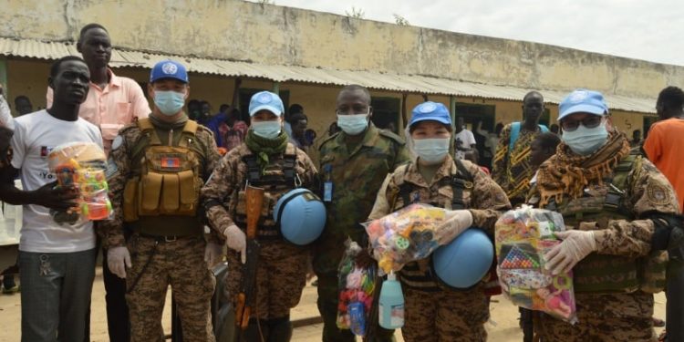 Энхийг сахиулагчид Судан хүүхдүүдэд тоглоом, хичээлийн хэрэгсэл бэлэглэжээ