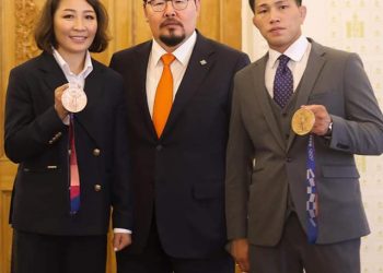 Баянхонгорчууд М.Уранцэцэг, Ц.Цогтбаатар хоёрт гурван өрөө байр бэлэглэлээ