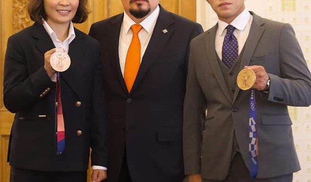 Баянхонгорчууд М.Уранцэцэг, Ц.Цогтбаатар хоёрт гурван өрөө байр бэлэглэлээ