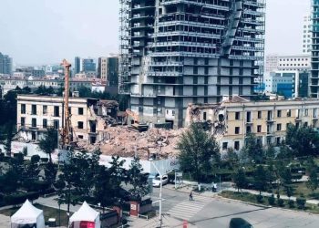 Төв шуудангийн уулзварын өмнөх орон сууцуудыг буулгаж эхэлжээ