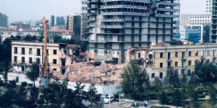 Төв шуудангийн уулзварын өмнөх орон сууцуудыг буулгаж эхэлжээ