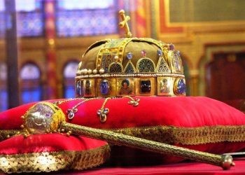 Унгарын парламентын ордонд 1000 жил хадгалагдаж буй Унгарын төр улсын бэлэг тэмдэг Сент Иштван хааны жил титэм