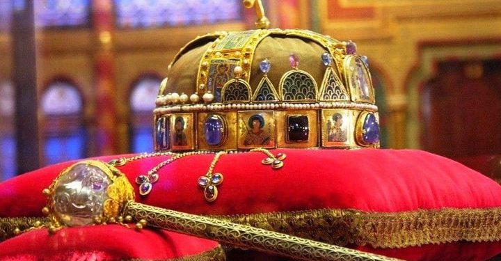 Унгарын парламентын ордонд 1000 жил хадгалагдаж буй Унгарын төр улсын бэлэг тэмдэг Сент Иштван хааны жил титэм