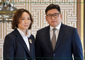 МУГТ М.Уранцэцэгт Хөдөлмөрийн гавьяаны улаан тугийн одон өглөө