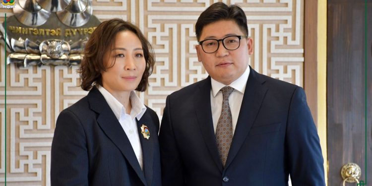 МУГТ М.Уранцэцэгт Хөдөлмөрийн гавьяаны улаан тугийн одон өглөө