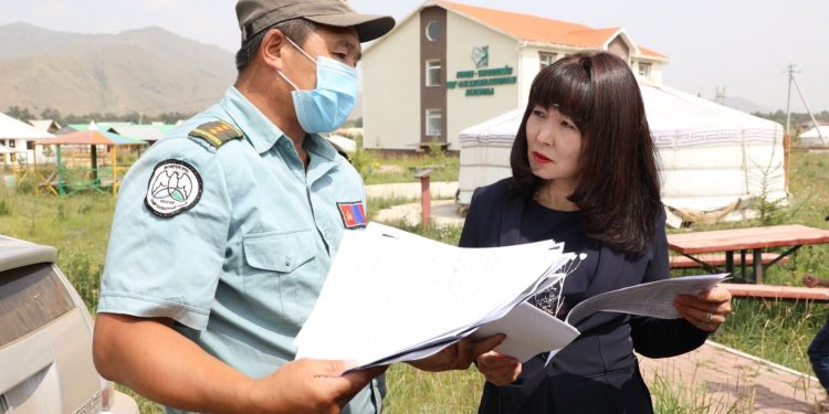 Горхи Тэрэлж орчмоос 15 тонн хогийг цуглуулан зориулалтын цэгт хүргэжээ