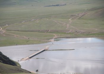 Усанд автаж зам сэтэрсэн тул ЭЕШ хүүхдүүдийг завиар гол гатлуулжээ