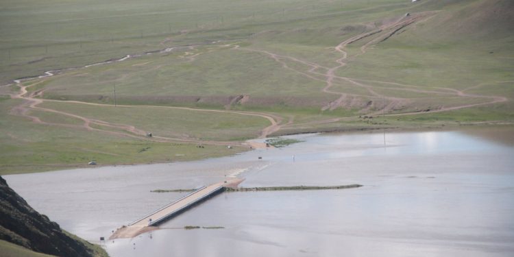 Усанд автаж зам сэтэрсэн тул ЭЕШ хүүхдүүдийг завиар гол гатлуулжээ