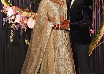 Приянка Чопрагийн хуримын даашинзыг 32000 сувдан чимэг, 5600 бөмбөлөг, 11632 сваровскийн талстаар чимэглэжээ