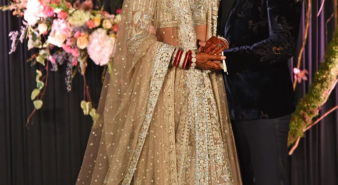 Приянка Чопрагийн хуримын даашинзыг 32000 сувдан чимэг, 5600 бөмбөлөг, 11632 сваровскийн талстаар чимэглэжээ