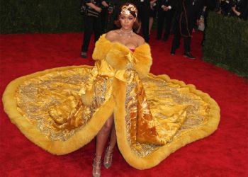 Улсаасаа алдартай Рианна долларын тэрбумтан боллоо