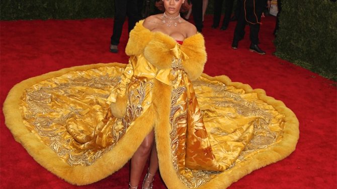 Улсаасаа алдартай Рианна долларын тэрбумтан боллоо