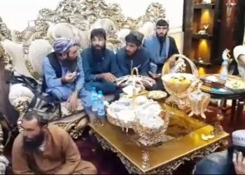 Цэргийн удирдагч Абдул Рашид Достумын алтан чимэглэлээр гоёсон тансаг харшийг талибанчууд эзэллээ