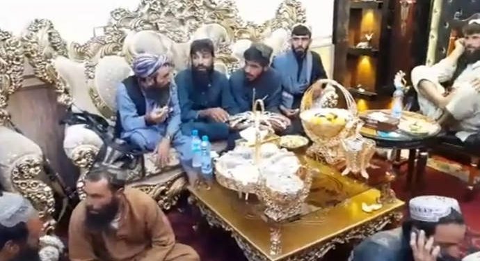 Цэргийн удирдагч Абдул Рашид Достумын алтан чимэглэлээр гоёсон тансаг харшийг талибанчууд эзэллээ