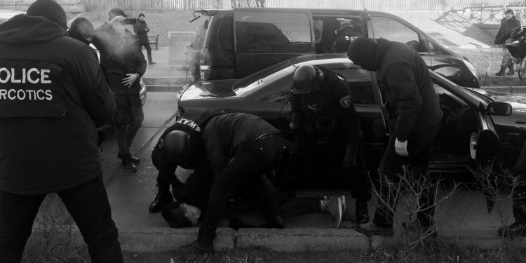 Хонконгт 10 жилийн ял эдэлсэн иргэн их хэмжээний мөс хилээр нэвтрүүлсэн хэрэгт холбогджээ