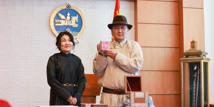 2020 онд батлагдсан Монгол Улсын хуулиудад Төрийн тамга дарах ёслол боллоо