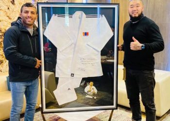 Моллай GEE-д өмсгөлөө бэлэглэж, дуудлага худалдаанд оруулна