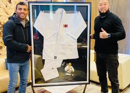 Моллай GEE-д өмсгөлөө бэлэглэж, дуудлага худалдаанд оруулна