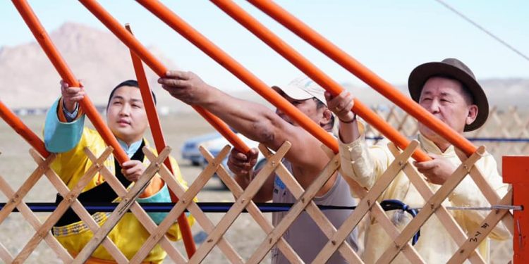 Ш.Адьшаа 99 гэр бэлэглэнэ