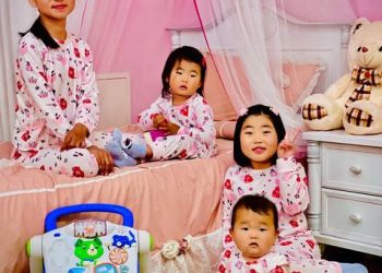 Батаагийн охид рекламанд тоглож, бага охиноо олны өмнө гаргав