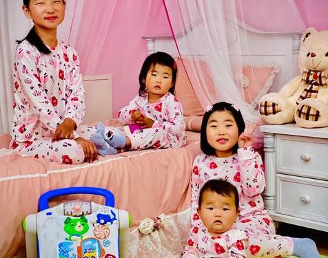 Батаагийн охид рекламанд тоглож, бага охиноо олны өмнө гаргав