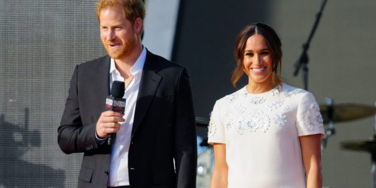 Харри, Меган хоёр Диана охиноо төрснөөс хойш анх удаа арга хэмжээнд оролцов