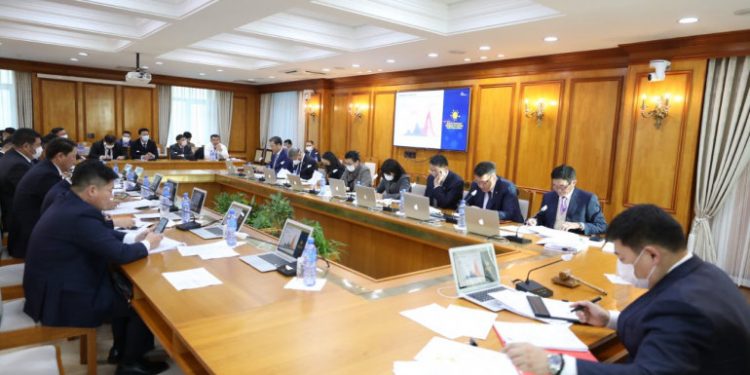 Хүүхэд болон жирэмсэн эхчүүдийн эрүүл мэндэд онцгой анхаарахыг даалгав