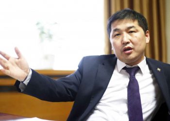 О.БААСАНХҮҮ: Манай дүү Батшугар заавал УИХ-ын гишүүн гэх сэтэр зүүх гээд байхын оронд Монголбанкныхаа дэд даргыг хийж болно